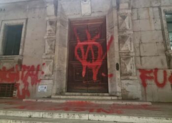 Imbrattato con scritte no vax il Palazzo del Governo di Pescara