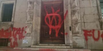 Imbrattato con scritte no vax il Palazzo del Governo di Pescara