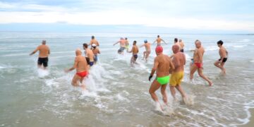 In costume da bagno il 1° gennaio: i temerari del tuffo di Capodanno
