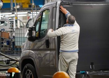 Alla Stellantis di Atessa 54 veicoli l’ora, «Più treni per ridurre costi e impatto ambientale»