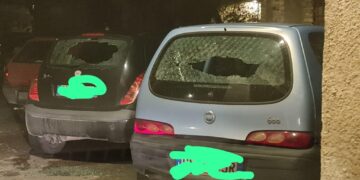 Lunotti sfondati e portiere graffiate: teppisti si sfogano contro le auto