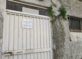 «Chiuso per vandalismo»: il folle divertimento dei teppisti distrugge i bagni pubblici