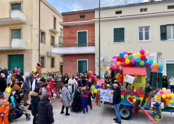 Carnevale a Cupello: maschere, giochi e l’incendio del totem