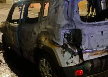 Auto in fiamme in centro e incendio sulla Fondovalle Treste: notte di lavoro per i vigili del fuoco