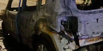 Auto in fiamme in centro e incendio sulla Fondovalle Treste: notte di lavoro per i vigili del fuoco