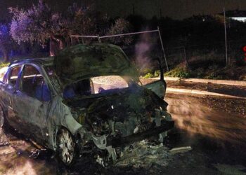 San Salvo, auto va a fuoco durante la marcia, illeso il conducente