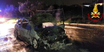 San Salvo, auto va a fuoco durante la marcia, illeso il conducente