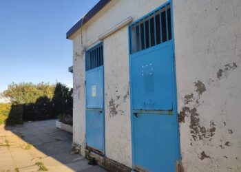 «Sulla riviera chiusi tutti i bagni pubblici». Lamentele anche nel centro storico