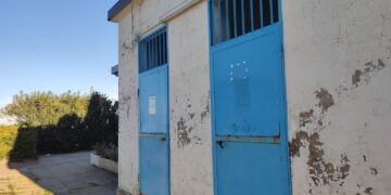 «Sulla riviera chiusi tutti i bagni pubblici». Lamentele anche nel centro storico