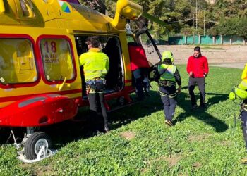 Cade dal tetto in contrada San Lorenzo, intervento dell’eliambulanza
