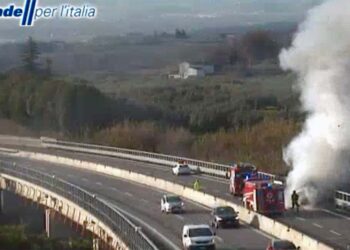 Veicolo in fiamme sull’A14, traffico bloccato tra i caselli di Lanciano e Val di Sangro