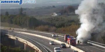 Veicolo in fiamme sull’A14, traffico bloccato tra i caselli di Lanciano e Val di Sangro