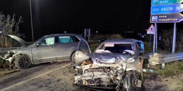 Schianto allo svincolo della Trignina, un ferito in ospedale e un  illeso