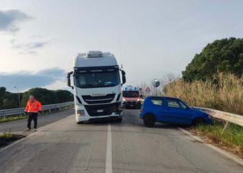Scontro tra una Fiat 600 e un camion a San Salvo, ferita ventenne