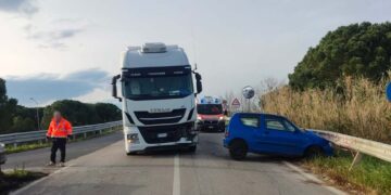 Scontro tra una Fiat 600 e un camion a San Salvo, ferita ventenne