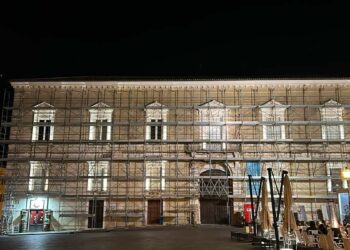 Inizia la “cura” della facciata di Palazzo d’Avalos, obiettivo: terminare entro l’estate