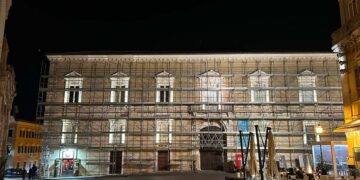 Inizia la “cura” della facciata di Palazzo d’Avalos, obiettivo: terminare entro l’estate