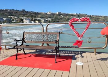 Cuori e panchina: il pontile si veste di rosso per la festa degli innamorati