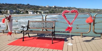 Cuori e panchina: il pontile si veste di rosso per la festa degli innamorati