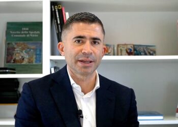 “Parla Chiaro” con Silvio Paolucci: «Marsilio ha privatizzato sanità, ambiente e trasporti»