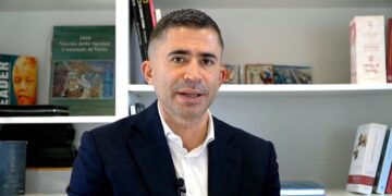 “Parla Chiaro” con Silvio Paolucci: «Marsilio ha privatizzato sanità, ambiente e trasporti»