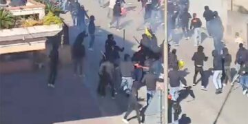 Bastonate tra tifosi prima del derby Giulianova-Teramo, carabiniere ferito da sassata