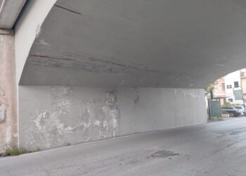 Sottopasso di via Donizetti, segni di degrado dopo un anno dai lavori