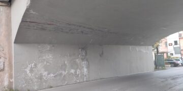 Sottopasso di via Donizetti, segni di degrado dopo un anno dai lavori