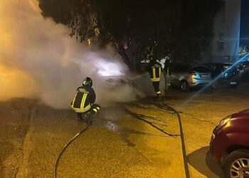 Auto gravemente danneggiata dalle fiamme a Vasto durante la notte