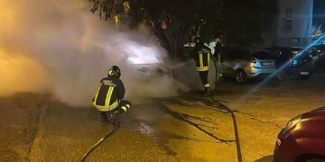 Auto gravemente danneggiata dalle fiamme a Vasto durante la notte