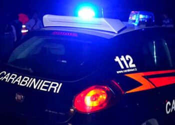 Tentano di dare fuoco a un’auto, ma vengono scoperti. Indagano i carabinieri