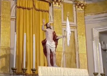 Notte di Pasqua, nella chiesa di Santa Maria maggiore il rito del Cristo Risorto