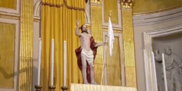 Notte di Pasqua, nella chiesa di Santa Maria maggiore il rito del Cristo Risorto