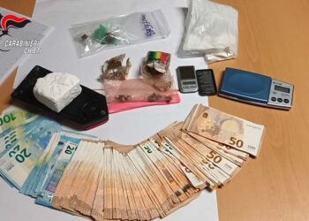 “Somministra” cocaina e hashish nel proprio locale, arrestato barista