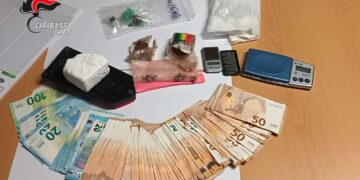 “Somministra” cocaina e hashish nel proprio locale, arrestato barista