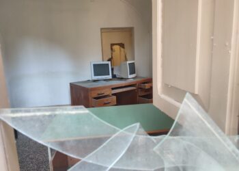 Vandali e immondizia: com’è ridotta male l’ex scuola civica musicale