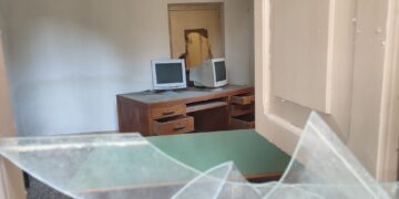 Vandali e immondizia: com’è ridotta male l’ex scuola civica musicale