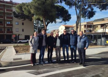 Riaperto il parcheggio Due Pini. Un residente: «Inciampai sulle radici e mi ruppi il naso»