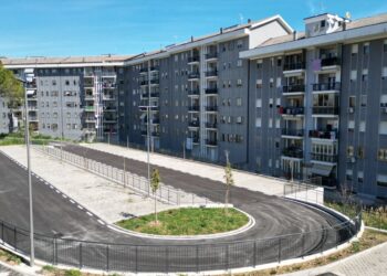 Ingorghi e pochi posti davanti alle scuole, automobilisti: «Aprite il nuovo parcheggio»