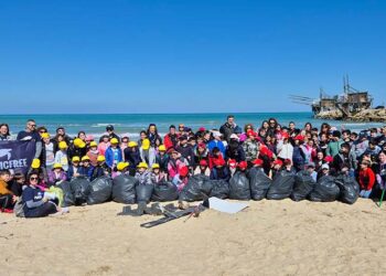 Educazione ambientale, 130 bambini puliscono la spiaggia di Punta Penna