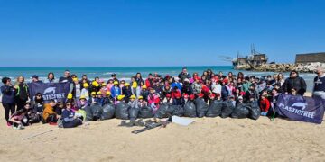 Educazione ambientale, 130 bambini puliscono la spiaggia di Punta Penna