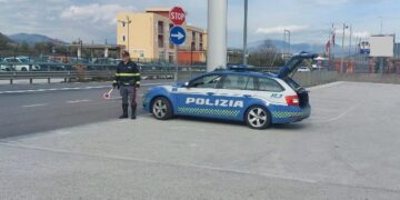 Auto esce di strada, polizia trova valigia piena di prodotti rubati, sei denunciati