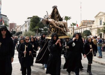 Il Sabato Santo: la statua dell’Addolorata portata in processione