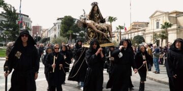 Il Sabato Santo: la statua dell’Addolorata portata in processione