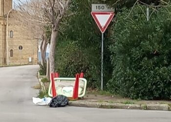 «Quartiere invaso dai rifiuti, vengono a scaricarli dal centro abitato. Siamo abbandonati»