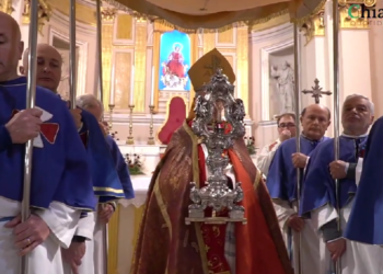 Il culto della Sacra Spina: centinaia di fedeli in marcia nella Vasto antica