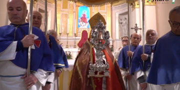 Il culto della Sacra Spina: centinaia di fedeli in marcia nella Vasto antica