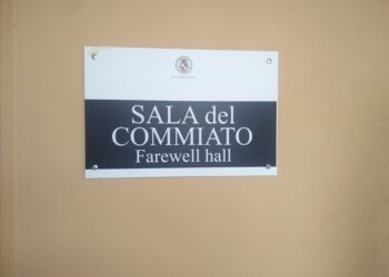 La protesta: «Sala del commiato chiusa da anni». Barisano: «La riapriremo, arrivato l’ok della Asl»