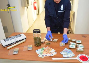 Droga, arrestato giovane pusher. In casa anche il “Wax”