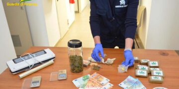 Droga, arrestato giovane pusher. In casa anche il “Wax”